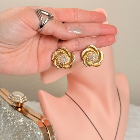 ⚜️ Gold Floral Pearl Earrings - Picture 7 of 7